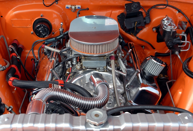 garagiste-LUCERAM-min_car-engine-1738309